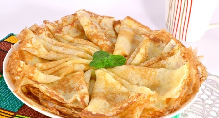 Крахмальные блинчики с маслом и сахаром