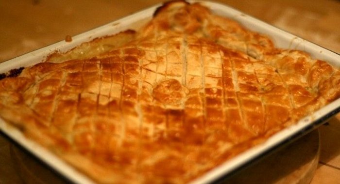 Пирог из слоеного теста с печенью