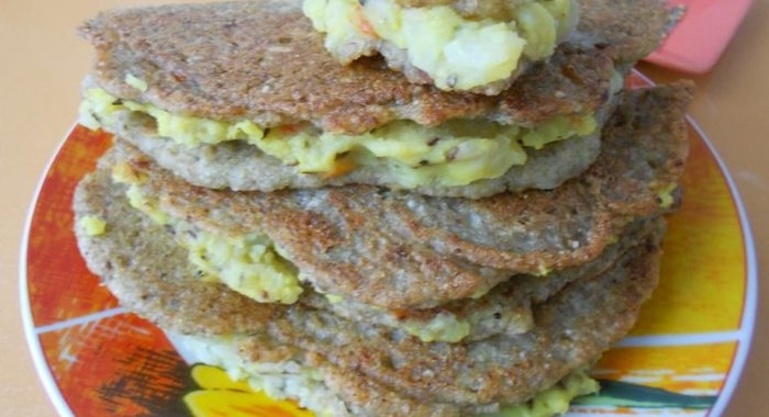 Индийские блины с картофелем и чечевицей