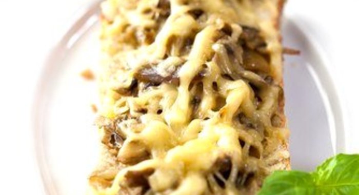 Хлеб с сыром, маслинами и оливками