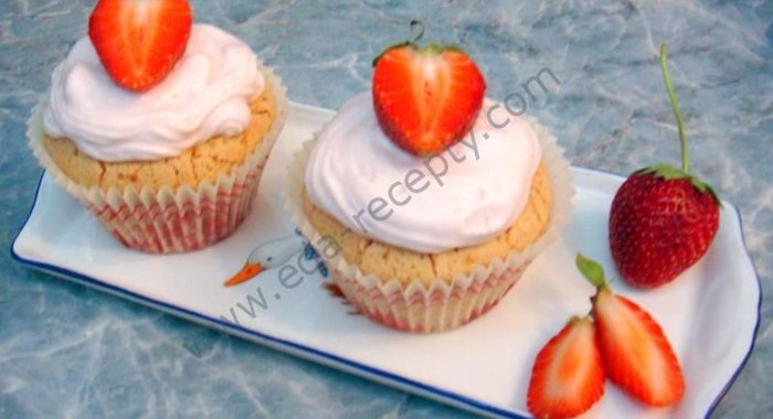 Кекс с клубникой и сливочным кремом