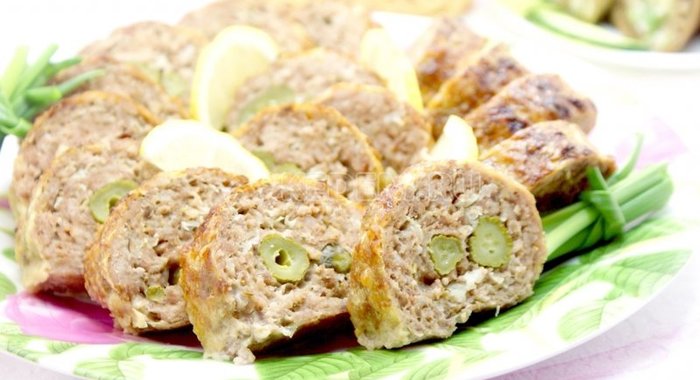 Мясной рулет с маринованными огурчиками