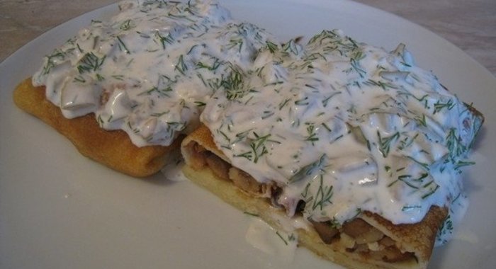 Блины с куриным филе, грибами и сыром