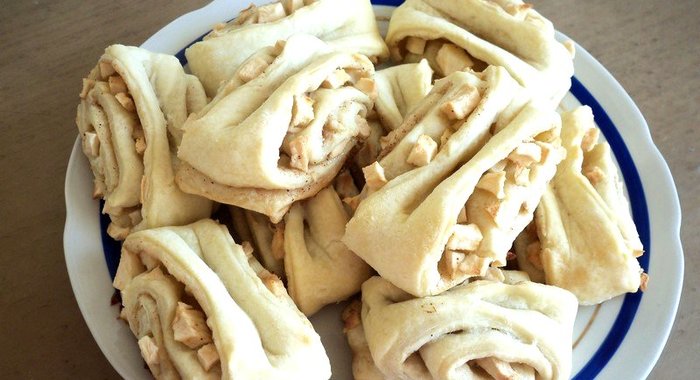 Слоеные булочки с яблоками и корицей