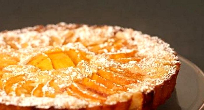 Персиковый тарт с посыпкой