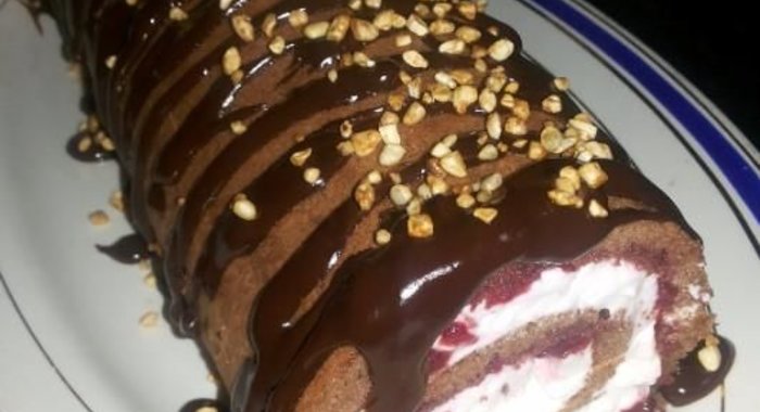 Бисквитный рулет с птичьим молоком и ягодами