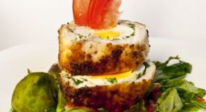 Куриный рулет с зеленью и яйцом