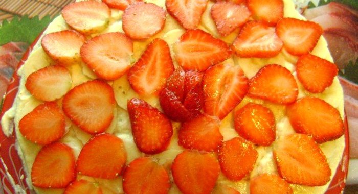 Бисквитный торт с бананами и клубникой