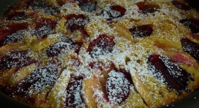 Сливово-яблочный пирог