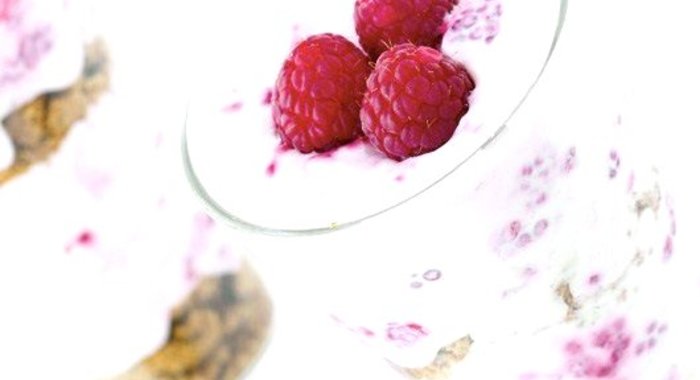 Десерт из малины с греческим йогуртом и печеньем