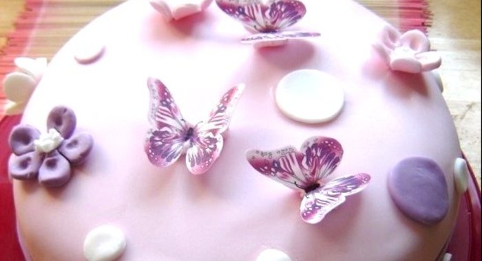 Торт с бабочками из мастики