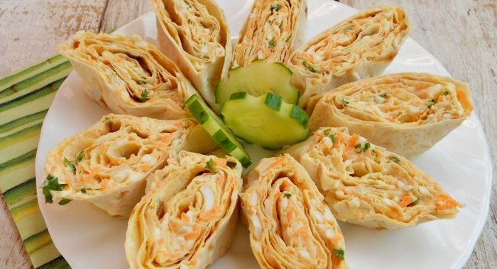 Рулетики из лаваша с сыром, яйцами и морковью