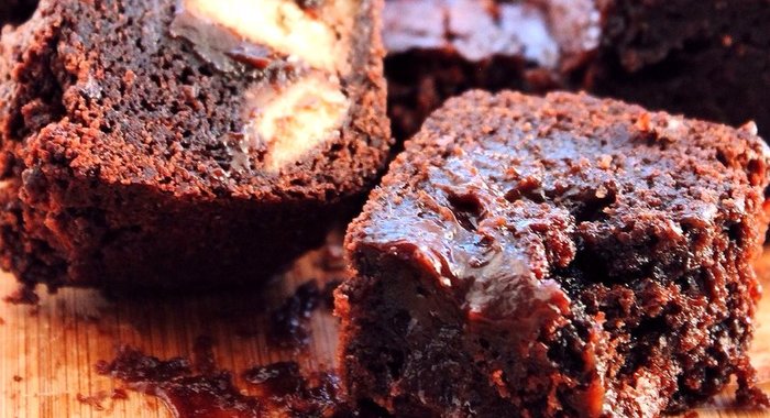 Брауни с печеньем и соленой карамелью