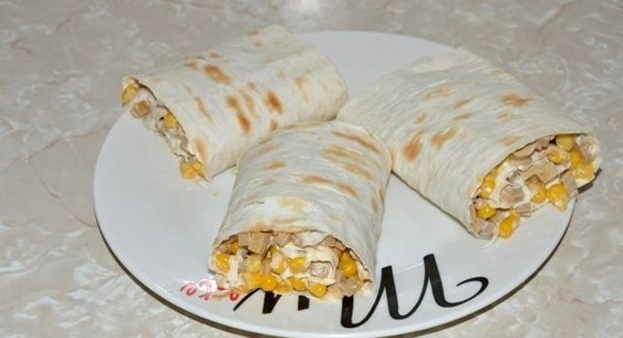 Рулет из лаваша с шампиньонами и кукурузой