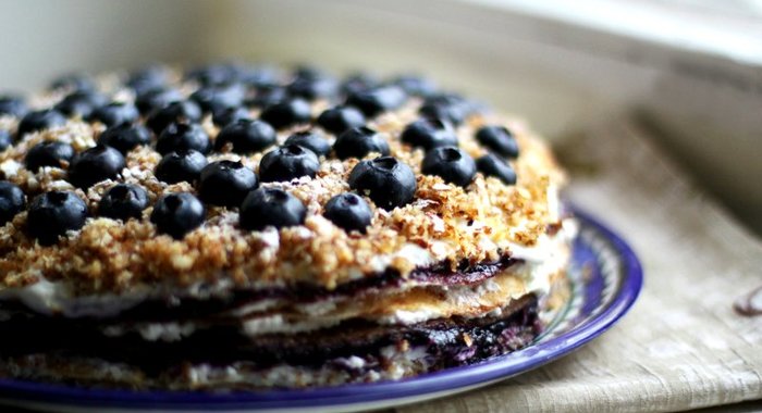 Блинный торт с творогом и черникой