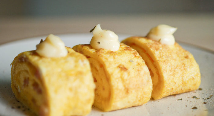 Рулетики из омлета с беконом и грибами