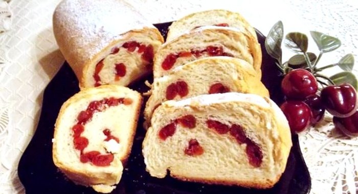 Сдобный рулет с вяленой вишней