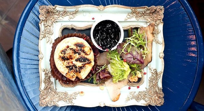 Жареный камамбер с чернично-розмариновым джемом