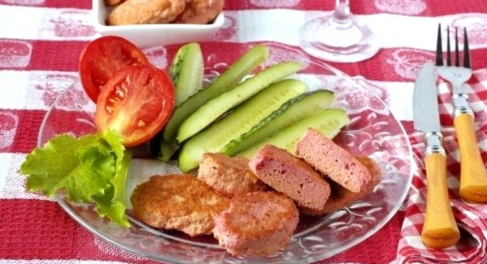 Розовые котлеты со курицей и свёклой