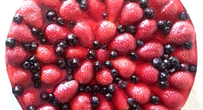 Торт с крекером, клубникой и черникой