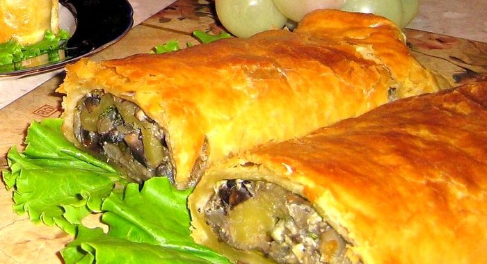 Рулет из слоеного теста с курицей и грибами