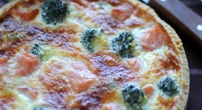 Киш с форелью и брокколи