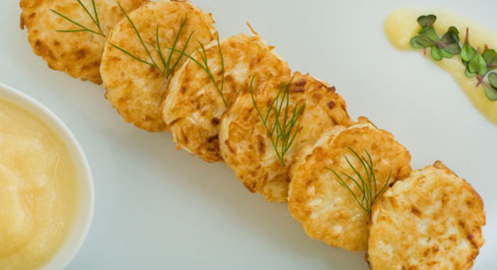 Блинчики из сельдерея с яблочным соусом