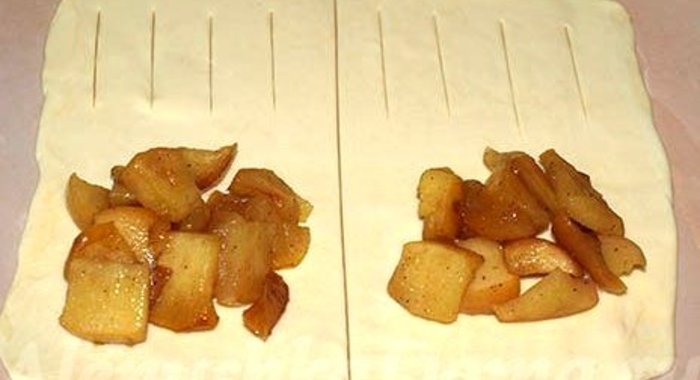 Слойки с яблоками и корицей