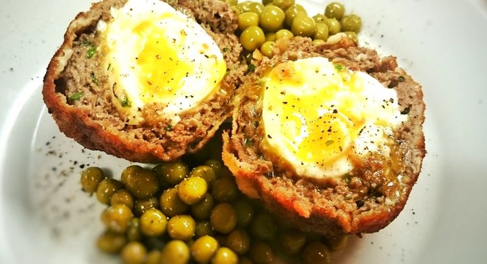 Говяжья котлета с яйцом всмятку