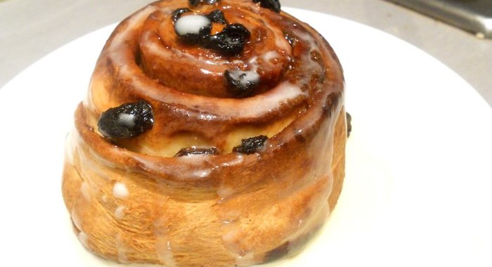 Булочки с корицей и изюмом