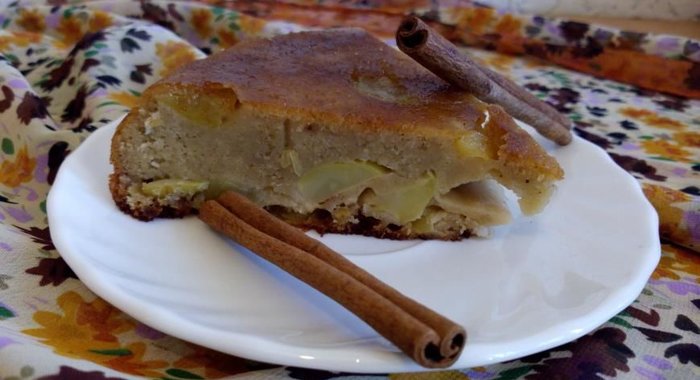 Яблочная шарлотка с пропиткой из грушевого шнапса и меда