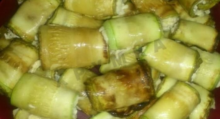 Фаршированные рулетики из кабачков с сыром и чесноком