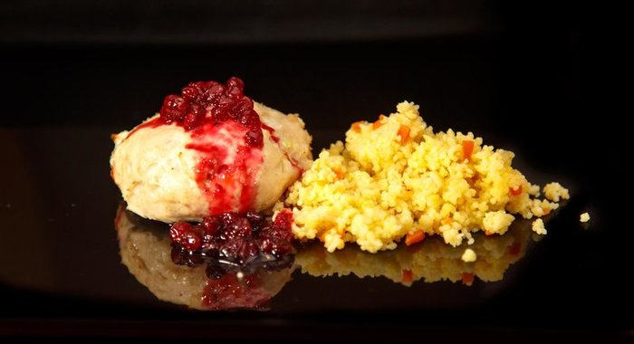 Куриные котлеты с брусничным соусом