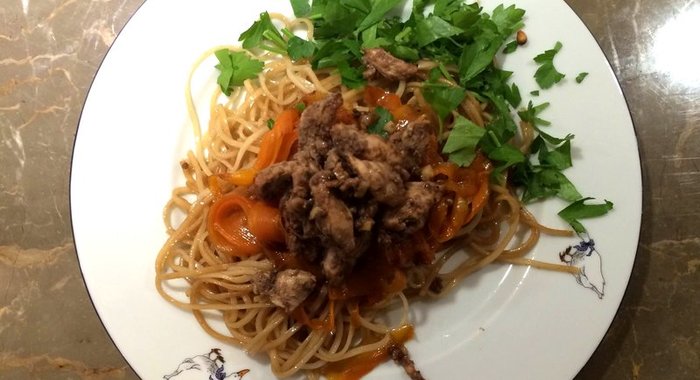 Рисовая лапша с курицей ткемали и карамелизированной морковью