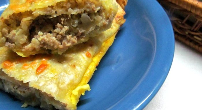 Мясной рулет в лаваше под соусом