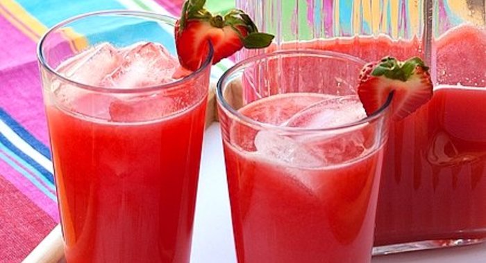 Компот из яблок и клубники