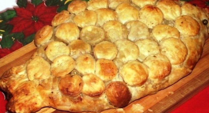 Пирог из слоеного теста с рыбными консервами