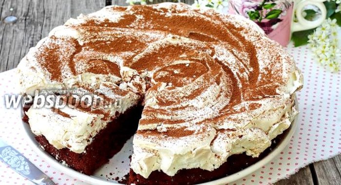 Шоколадный пирог с меренгой