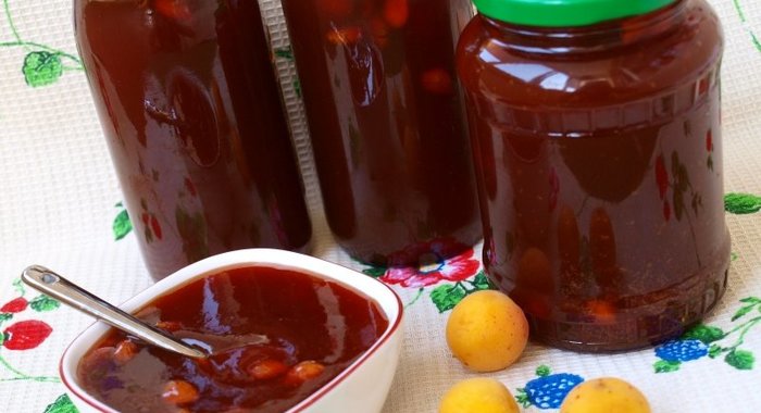 Абрикосовый джем с ядрами