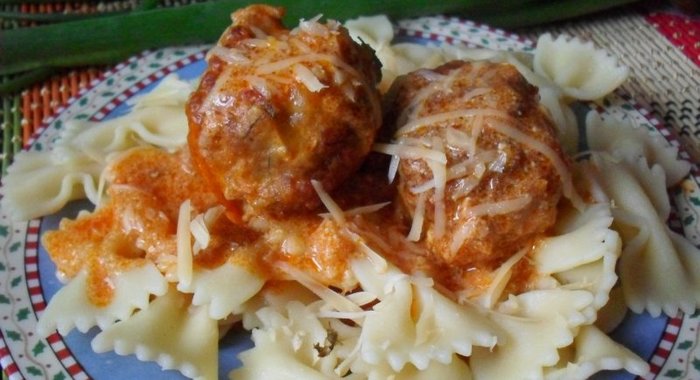 Котлеты Дружба в сметанно-томатном соусе