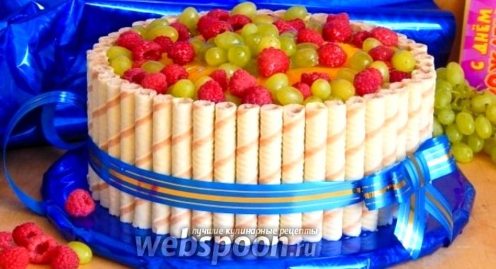 Бисквитно-творожный торт с вафельными трубочками и фруктами