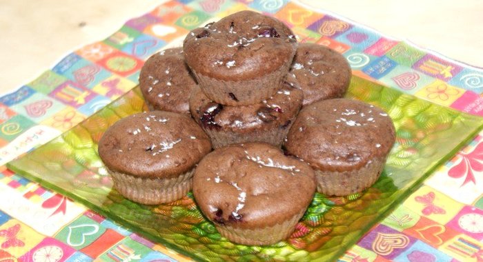 Шоколадные кексы с черной смородиной