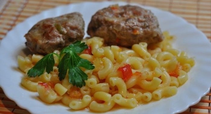 Макароны с котлетами