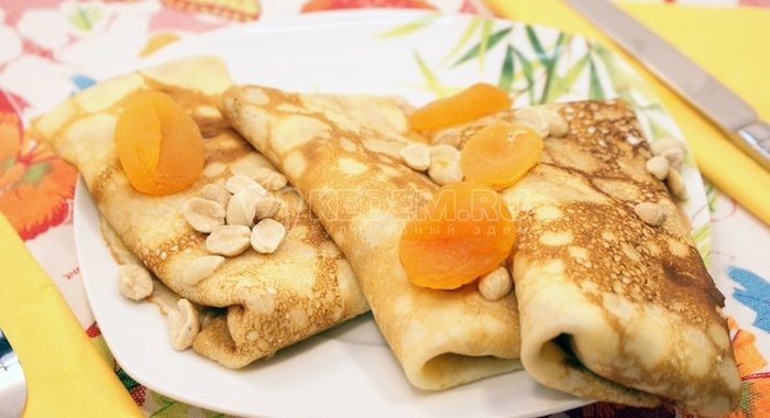 Блины с творогом и сухофруктами