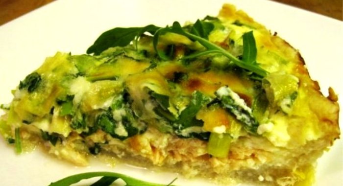 Пирог с рукколой, семгой и сыром