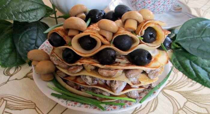 Изысканные блины с грибами и со сметаной