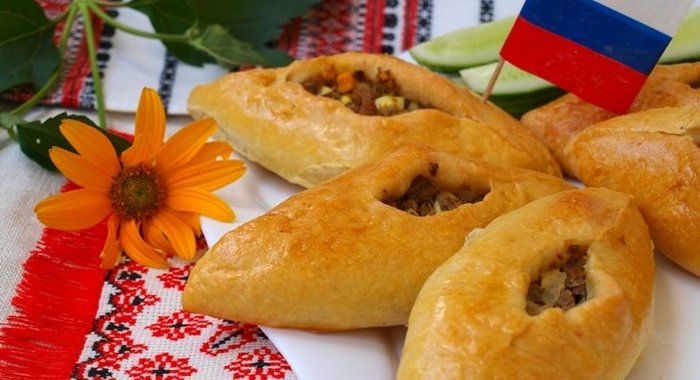 Мясные расстегаи с луком и яйцом