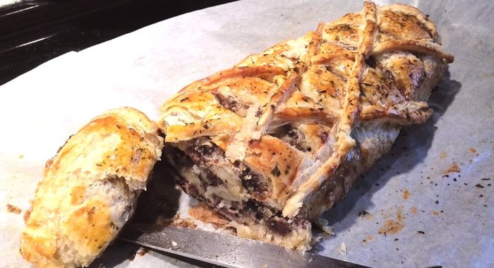 Мясной рулет с грибами в слоеном тесте