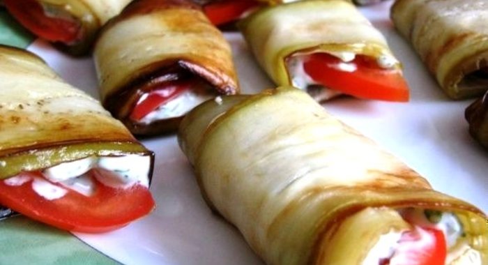 Рулетики из кабачков с помидорами