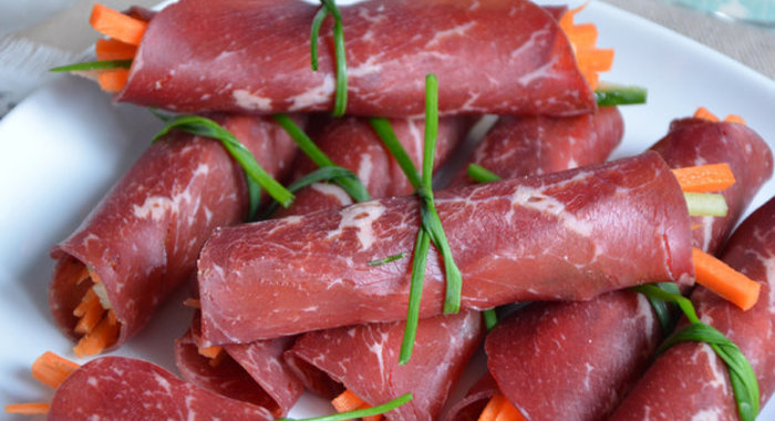 Рулетики из копченой говядины с овощами